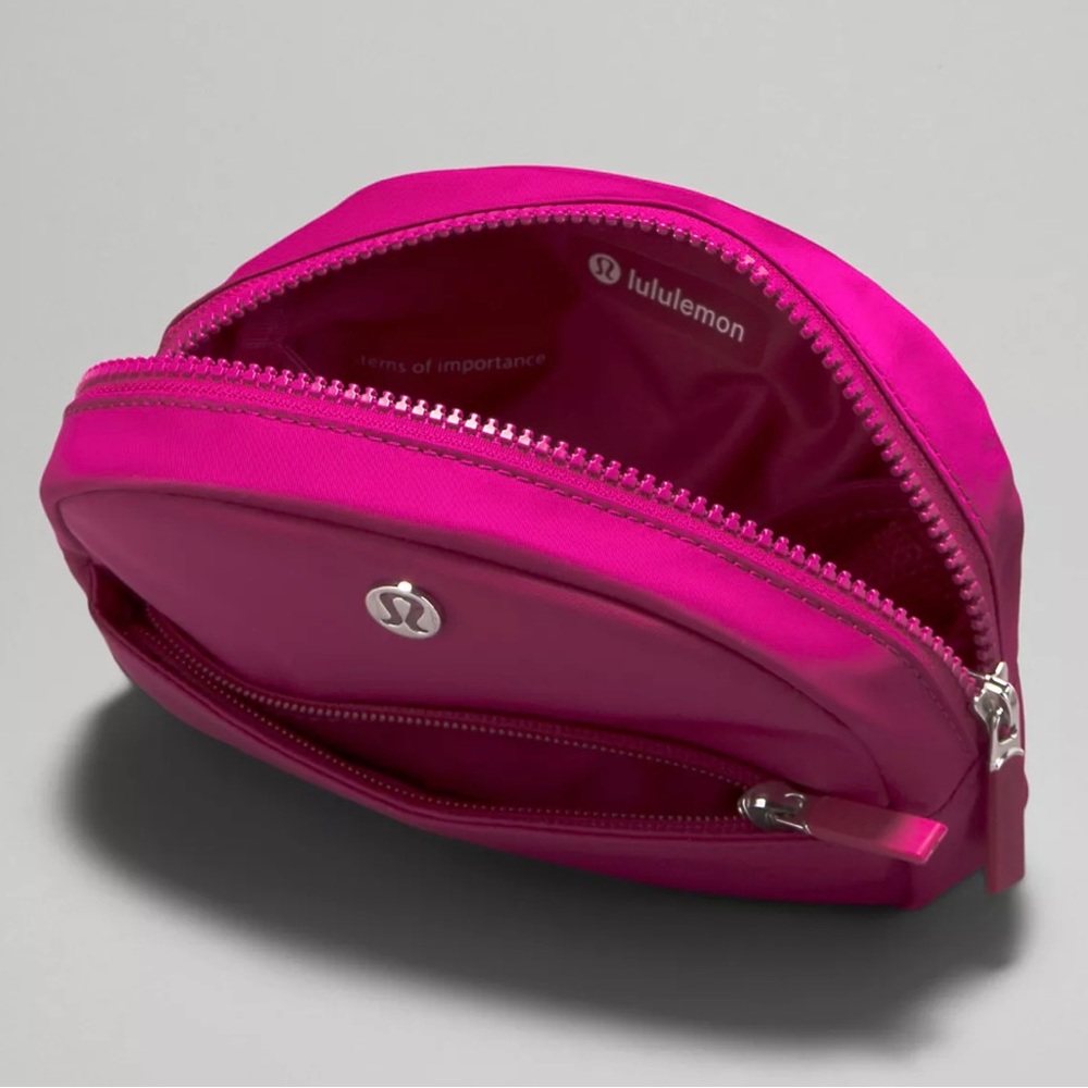 Go Getter Pouch Mini Color: Wild Berry